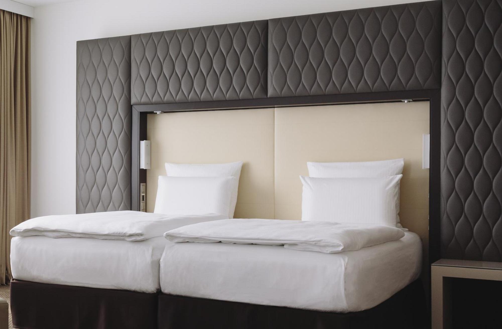 فندق بولمان برلين شفايتزرهوف الغرفة الصورة A bed with a boxspring